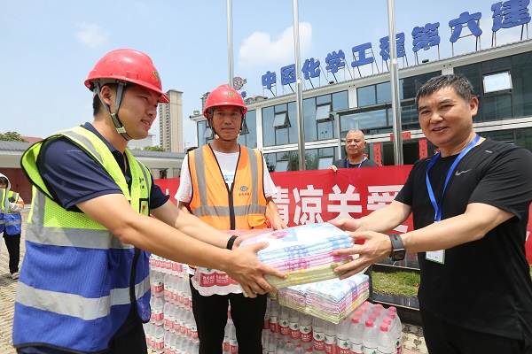 烈日炎炎！襄州區(qū)人民醫(yī)院赴建筑工地送清涼