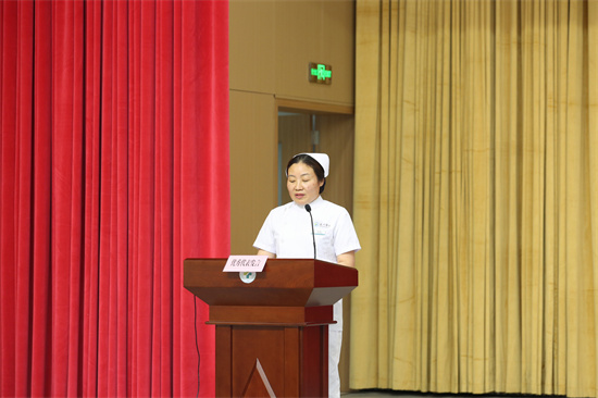 “最美護(hù)士”代表焦紅麗發(fā)言.jpg