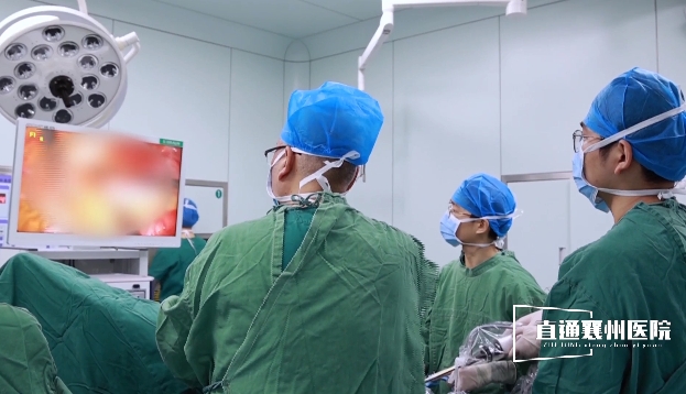 【直通襄州醫(yī)院?】結(jié)腸穿孔命懸一線 妙手仁心化解雙重危機(jī)！