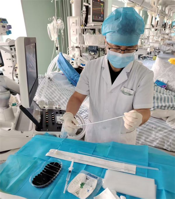 【荊楚網(wǎng)】女子突發(fā)急性膽囊炎 “一步穿刺法”解難題